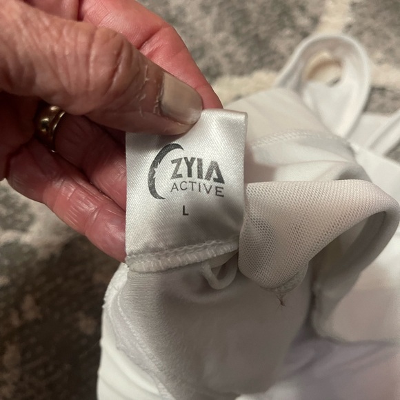 Zyia lot Gray Ombre Leggings, black leggings, and white sports bra - Picture 9 of 9